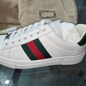 Gucci Sneakers (never worn) size 5 us/35